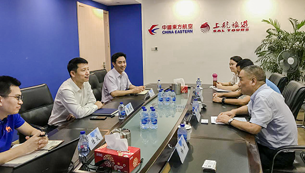7月9日，集團(tuán)公司董事長(zhǎng)李漢東、副總經(jīng)理龔勇一行前往上航假期國(guó)際旅行社總部，拜訪上航假期總經(jīng)理靳黎軍，雙方就下一步開展更加深入的合作進(jìn)行了洽談。市場(chǎng)營(yíng)銷部、經(jīng)營(yíng)管理部相關(guān)負(fù)責(zé)人陪同參加。.png